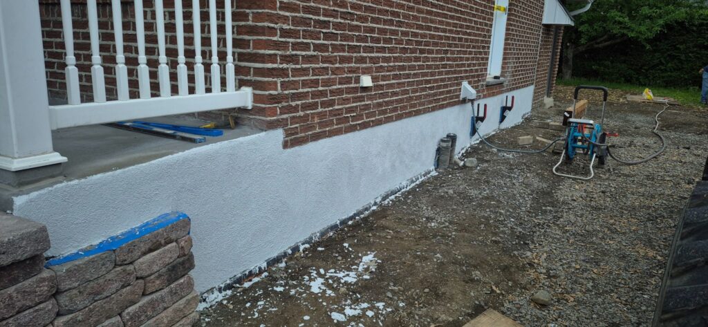 Réfection de fondation et crépi de ciment sur bâtiment résidentiel à Laval