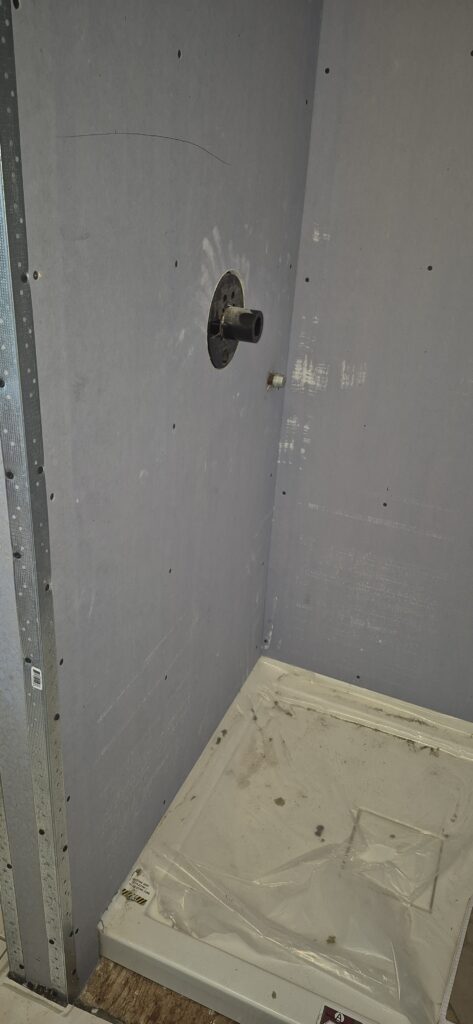 Démolition ancienne douche avant rénovation salle de bain Laval