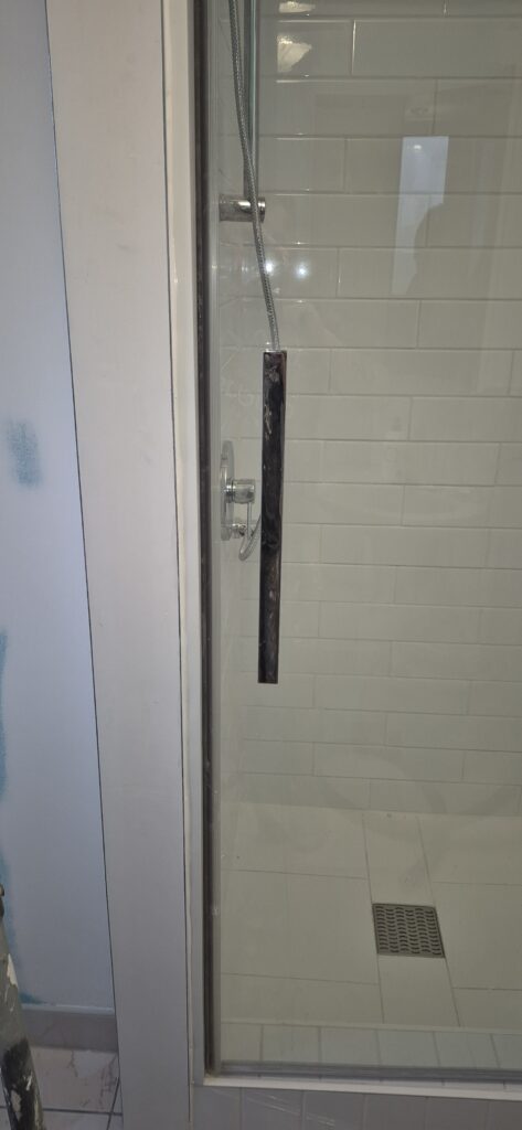 Douche rénovée céramique blanche porte vitrée terminée Laval